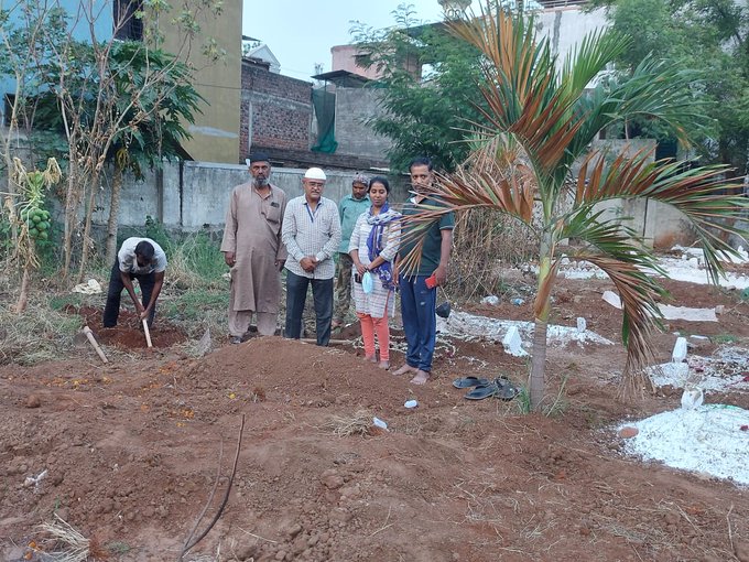 हिंदू महिला को बेटी ने मुस्लिम रीति रिवाजों से कब्रिस्तान में दफनाया