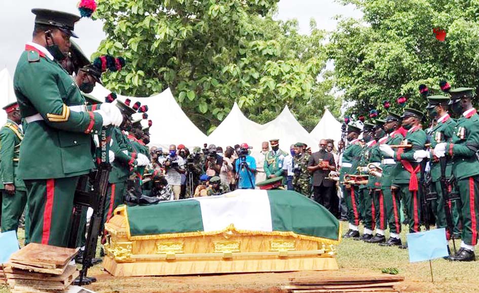 नाइजीरिया में विमान हादसे में मारे गये सैन्य अधिकारियों को अंतिम विदायी के दौरान याद करते हुए नाइजीरियाई सैनिक।