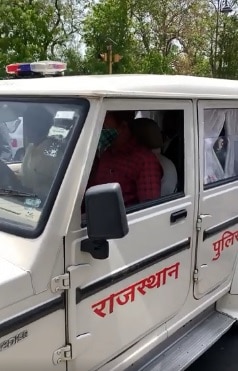 एडवोकेट गोवर्धन सिंह को राजस्थान उच्च न्यायालय के बाहर से पुलिस ने हिरासत में लिया