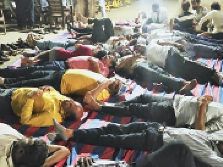 भाजपा कार्यकर्ताओं ने आप नेताओं को फिर पीटा, पुलिस ने शिकायत नहीं ली तो रातभर थाने के बाहर ही सोए