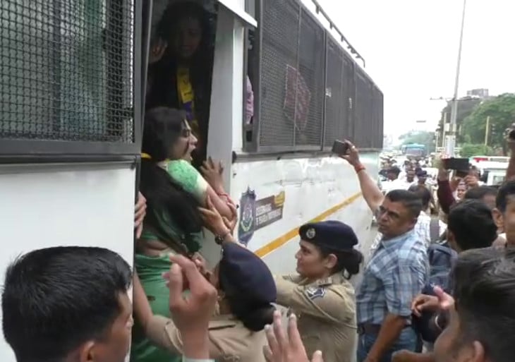 Aap का विरोध प्रदर्शन, पुलिस की कार्यवही