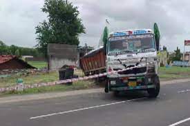 अपराधियों के हौसले बुंलद,गुजरात में संदिग्ध ट्रक चालक ने पुलिसकर्मी को कुचल कर मार दिया