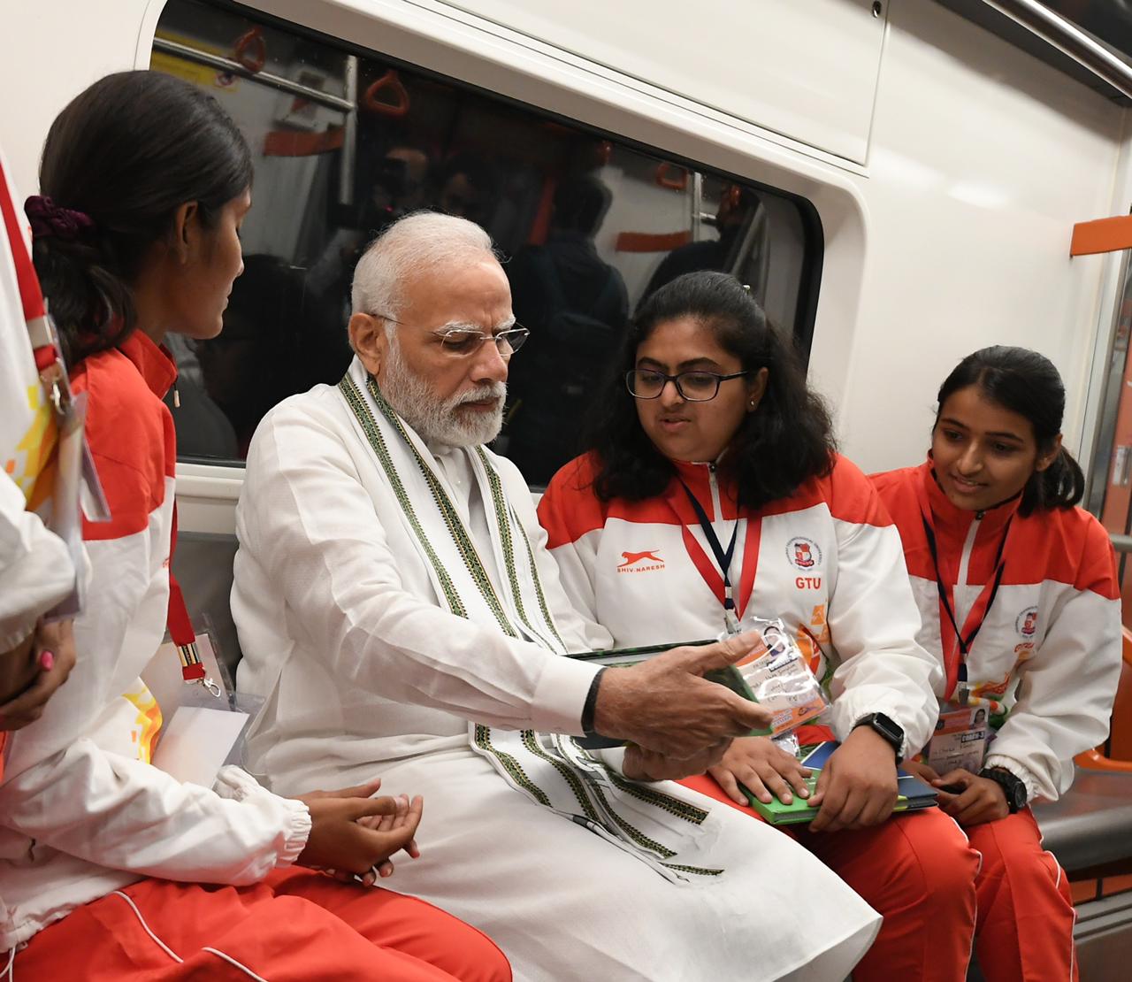 नवरात्रि पर पीएम मोदी ने अहमदाबाद को दी खास भेंट, मेट्रो ट्रेन सेवा का किया लोकार्पण