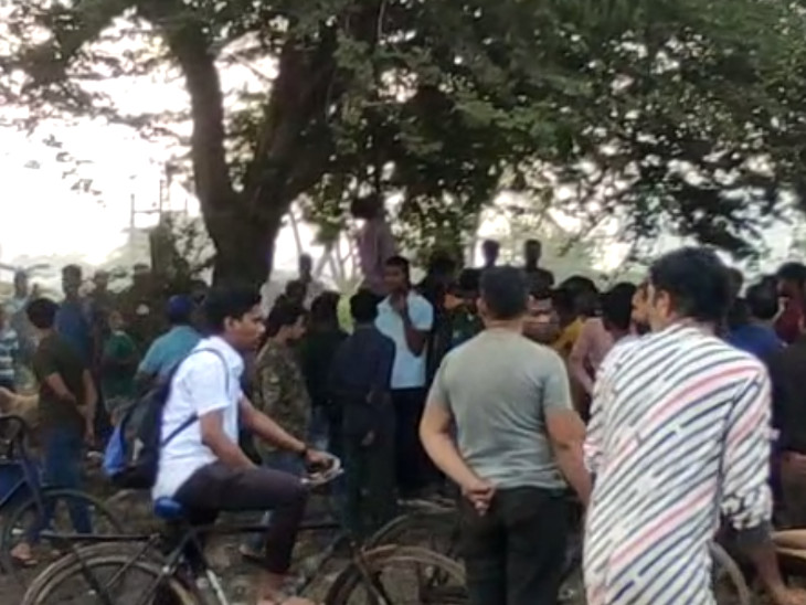 सचिन जीआईडीसी के खुले मैदान में पेड़ से लटका मिला युवक का शव, शिनाख्त के लिए जुटी पुलिस