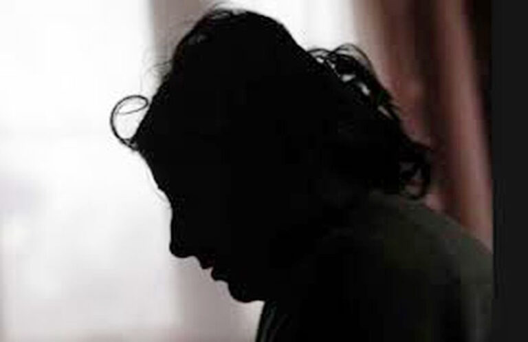 चाकू की नोक पर तीन बच्चों की मां से किया बलात्कार
