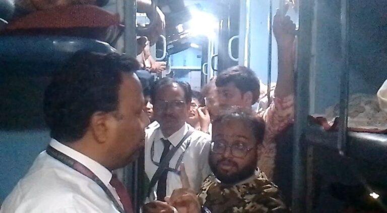 इंदौर से मुंबई जाने वाली अवंतिका सुपरफास्ट एक्सप्रेस में यात्रीयों ने T.C को ट्रेन से उतरने नहीं दिया