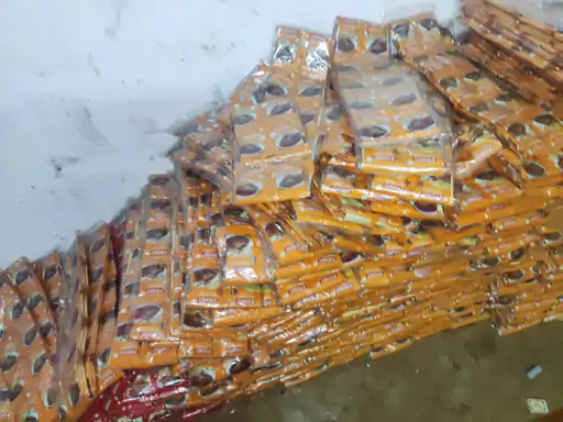 सूरत में खाद्य विभाग की छापेमारीएवरेस्ट के नाम पर बनाए गए संदिग्ध मसालों के सैंपल जांच के लिए भेजे गए;22.71 लाख की रकम जब्त की गई