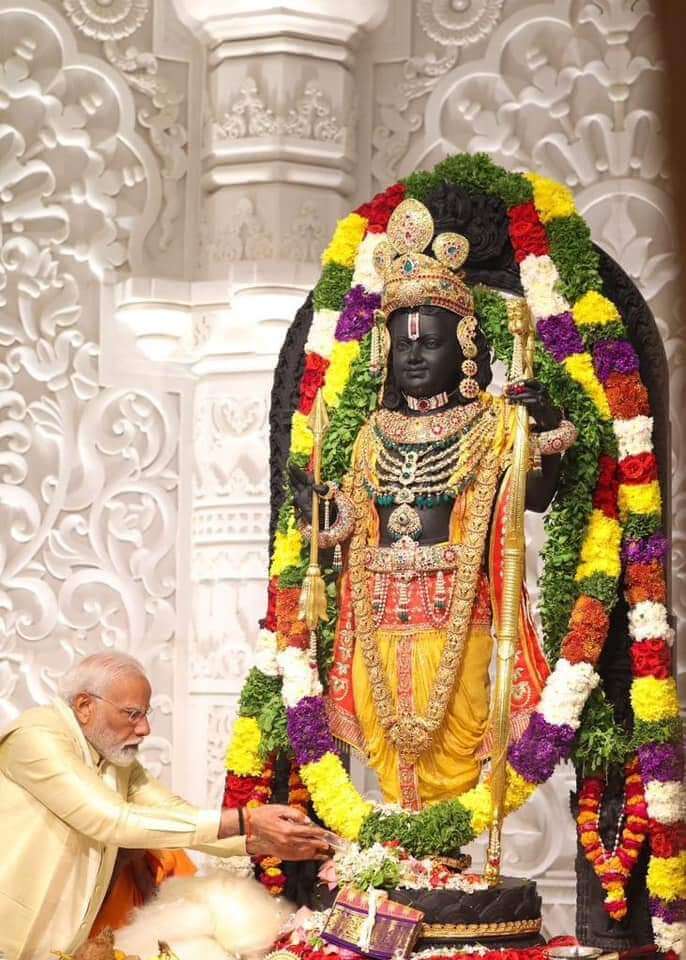 राम मंदिर प्राण प्रतिष्ठा के शुभ अवसर पर दुनिया भर से आए उपहारों में से प्रधानमंत्री मोदी और आरएसएस प्रमुख भागवत को सूरत के डी. खुशालभाई ज्वैलर्स द्वारा बनाए गए चांदी के मंदिर उपहार