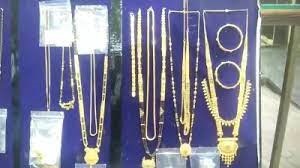 ज्वैलरी शॉप में दंपत्ति ने दुकानदार की नजर चुराकर सोने की चेन चुरा ली