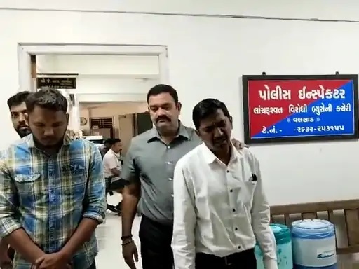 एसीबी का सफल ट्रैप: वलसाड भू-कार्यालय अधीक्षक सह संग्रहण अधिकारी कार्यालय के वरिष्ठ पर्यवेक्षक और पट्टेदार 3 हजार रुपए की रिश्वत लेते पकड़े गए