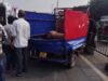 गैस सिलेंडरों से भरा एक थ्री-व्हीलर टेम्पो अचानक टायर फटने के कारण पलट गया,टेम्पो बीआरटीएस की रेलिंग से टकरा