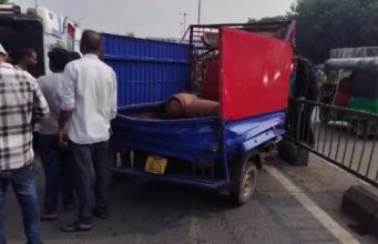 गैस सिलेंडरों से भरा एक थ्री-व्हीलर टेम्पो अचानक टायर फटने के कारण पलट गया,टेम्पो बीआरटीएस की रेलिंग से टकरा