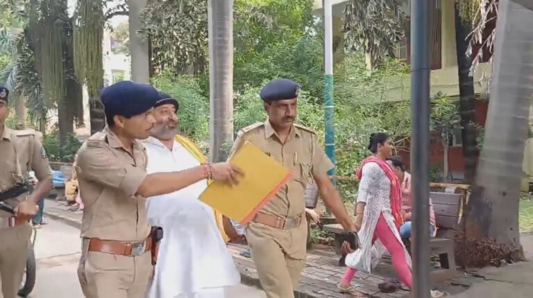 नारायण साईं पिछले 11 साल से जेल में बंद हैं और कई बीमारियों से ग्रसित हो गए हैं।