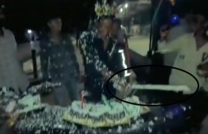 सूरत पुलिस कमिश्नर के परिपत्र का खुलेआम उल्लंघन करते हुए तलवार से केक काटा, कानून-व्यवस्था की धज्जियां उड़ाईं।