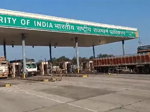 NHAI का सॉफ्टवेयर बदलकर 12 राज्यों के 200 टोल नाकों पर घोटाला जिसमें गुजरात भी सामेल.