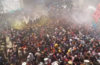 मणिकर्णिका घाट पर खेली गई चिता भस्म की होली
