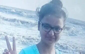 बहुत घमंड था खूबसूरती का घर बुलाकर गला रेता फोन पर बोला-तेरी बेवफा सहेली को मार डाला शीतल की फोटो, जिसे उसके ब्वॉय फ्रेंड ने चाकू से गोदकर मार डाला।