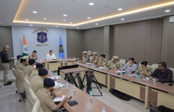 एक ही रात में अहमदाबाद पुलिस ने 890 और सूरत पुलिस ने 134 अवैध बांगलादेशियों को पकड़ा।