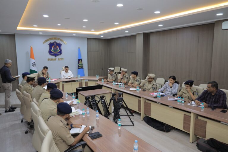 एक ही रात में अहमदाबाद पुलिस ने 890 और सूरत पुलिस ने 134 अवैध बांगलादेशियों को पकड़ा।