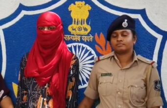 शामलाजी से चलती बस में पकड़ी गई शिक्षिका 11साल के बच्चो को लेकर भागी थी.