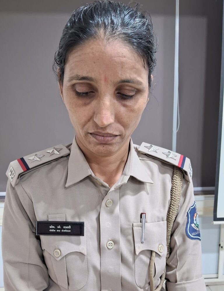 कापोद्रा पुलिस स्टेशन की महिला PSI मधु रबारी, उसका राइटर नवनीत जठवा और उसका दलाल 63 हजार की रिश्वत में ACB के जाल में फंसे