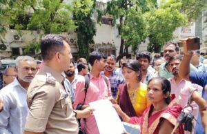 पिता और बेटे पर चार असामाजिक तत्वों ने चाकुओं से हमला,पिता की मोत-बेटा ICU में भर्ती.,पुलिस की लापरवाही भी समाने, अर्जी, CCTV फुटेज सहित प्रमाण.