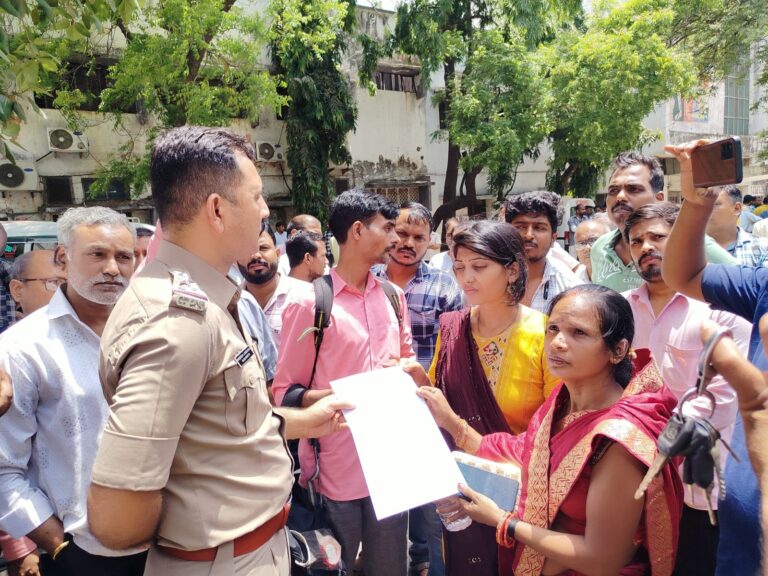 पिता और बेटे पर चार असामाजिक तत्वों ने चाकुओं से हमला,पिता की मोत-बेटा ICU में भर्ती.,पुलिस की लापरवाही भी समाने, अर्जी, CCTV फुटेज सहित प्रमाण.