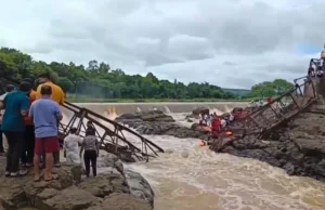 पुणे में इंद्रायणी नदी पर बना पुल टूटा, 25 से 30 लोगों के बहने की खबर