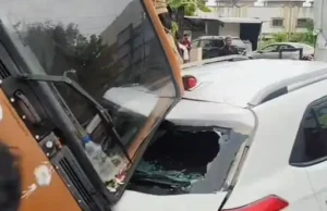 गटर में ट्रक का टायर फंसने से पलटा ट्रक,बड़ा हादसा टला