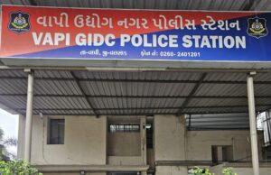 वापी में ईमानदारी की मिसाल: अफ्रीका निवासी NRI बहन का 6 लाख का सामान रिक्शा में भूलने के बाद पुलिस ने कुछ ही घंटों में लौटाया