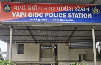 वापी में ईमानदारी की मिसाल: अफ्रीका निवासी NRI बहन का 6 लाख का सामान रिक्शा में भूलने के बाद पुलिस ने कुछ ही घंटों में लौटाया