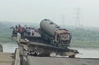 गंभीर ब्रिज हादसा: 1985 में बना था ब्रिज, 40 साल बाद टूटा – लापरवाही का गंभीर आरोप, स्थानीयों का भाजपा पर आक्रोश