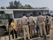 सचिन इलाके में कैदियों से भरी बस ट्रक में जा घुसी,कुछ कैदियों के घायल होने पर अस्पताल भेजा गया