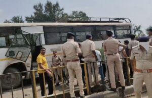 सचिन इलाके में कैदियों से भरी बस ट्रक में जा घुसी,कुछ कैदियों के घायल होने पर अस्पताल भेजा गया