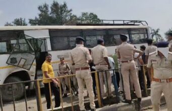 सचिन इलाके में कैदियों से भरी बस ट्रक में जा घुसी,कुछ कैदियों के घायल होने पर अस्पताल भेजा गया