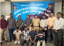 सचीन पुलिस यूको बैंक के ATM में ग्राहकों को ठगकर पैसे चोरी करने की एक अनोखी मॉडस ऑपरेंडी का खुलासा किया