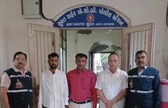 सूरत में सहकारी मंडली के दो अधिकारी समेत तीन रिश्वत लेते रंगेहाथ गिरफ्तार