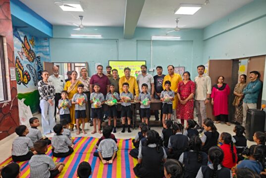 जरूरतमंद बच्चों के साथ मनाई होली, 150 से अधिक छात्रों को वितरित की गई होली किट