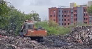 सूरत: उधना में नाले की सफाई के बाद कचरा खुले प्लॉट में फेंका, मनपा कार्यालय और स्कूलों के पास गंदगी का अंबार