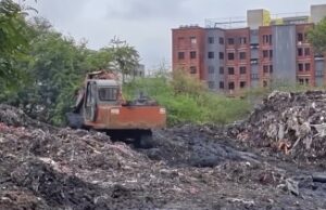 सूरत: उधना में नाले की सफाई के बाद कचरा खुले प्लॉट में फेंका, मनपा कार्यालय और स्कूलों के पास गंदगी का अंबार