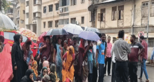 जर्जर आवासों के पुनर्विकास की मांग को लेकर भेस्तान के निवासियों का मनपा मुख्यालय पर प्रदर्शन smc