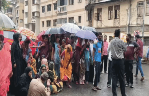 जर्जर आवासों के पुनर्विकास की मांग को लेकर भेस्तान के निवासियों का मनपा मुख्यालय पर प्रदर्शन smc