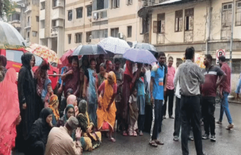 जर्जर आवासों के पुनर्विकास की मांग को लेकर भेस्तान के निवासियों का मनपा मुख्यालय पर प्रदर्शन smc