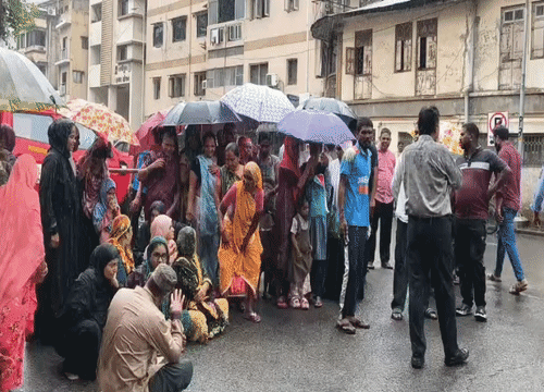 जर्जर आवासों के पुनर्विकास की मांग को लेकर भेस्तान के निवासियों का मनपा मुख्यालय पर प्रदर्शन smc