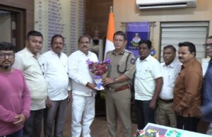 गोविंदा उत्सव की अनुमति प्रक्रिया सरल बनाने के लिए सूरत शहर गोविंदा उत्सव समिति द्वारा सूरत पुलिस कमिश्नर को ज्ञापन,पुष्पगुच्छ देकर किया स्वागत