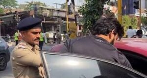 क्या पुलिस पर ही ट्रैफिक नियम लागू नहीं होते? गांधीनगर के आदेश के बावजूद ‘Police’ लिखे वाहनों में Black Film!