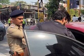 क्या पुलिस पर ही ट्रैफिक नियम लागू नहीं होते? गांधीनगर के आदेश के बावजूद ‘Police’ लिखे वाहनों में Black Film!