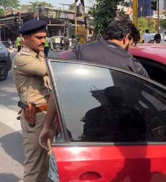 क्या पुलिस पर ही ट्रैफिक नियम लागू नहीं होते? गांधीनगर के आदेश के बावजूद ‘Police’ लिखे वाहनों में Black Film!