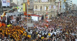 सूरत में ‘गोविंदा आला रे’: भागल चार रास्ता पर गणेशा ग्रुप ने फोड़ी मुख्य मटकी, 35 फीट की पिरामिड ने जीता दिल