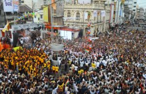 सूरत में ‘गोविंदा आला रे’: भागल चार रास्ता पर गणेशा ग्रुप ने फोड़ी मुख्य मटकी, 35 फीट की पिरामिड ने जीता दिल